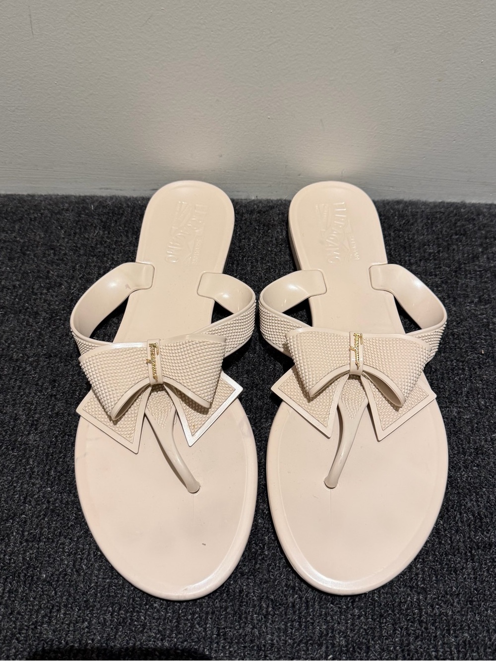 Ferragamo Beige Bow Thong Sandals